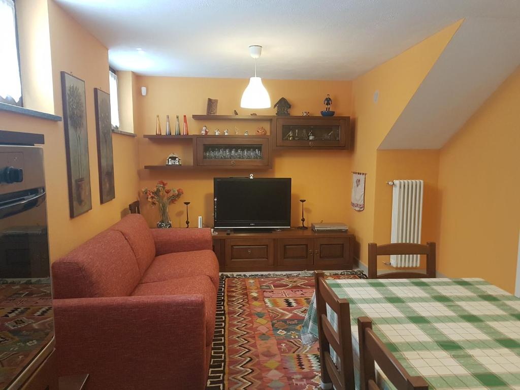 un soggiorno con divano e TV a schermo piatto di La Tavernetta ad Aosta