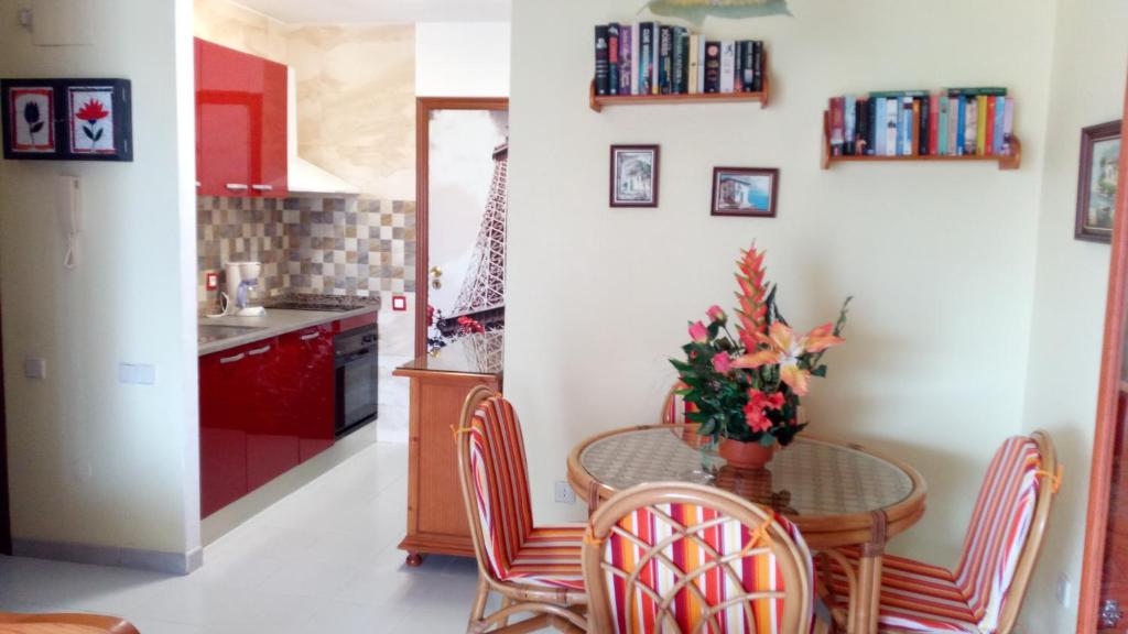 Kuchyňa alebo kuchynka v ubytovaní Apartamentos Esmeralda 2
