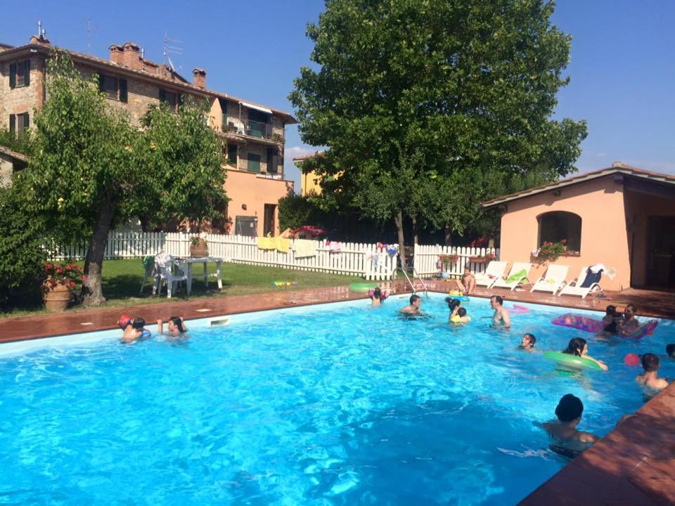 grupa ludzi w basenie w obiekcie Residenza il Palazzo w mieście Castiglione del Lago