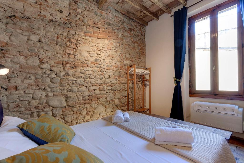 A bed or beds in a room at GM Apartment by Mamo Florence