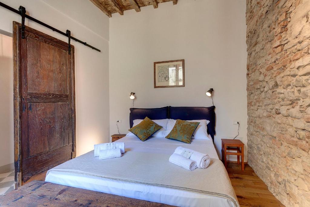 A bed or beds in a room at GM Apartment by Mamo Florence