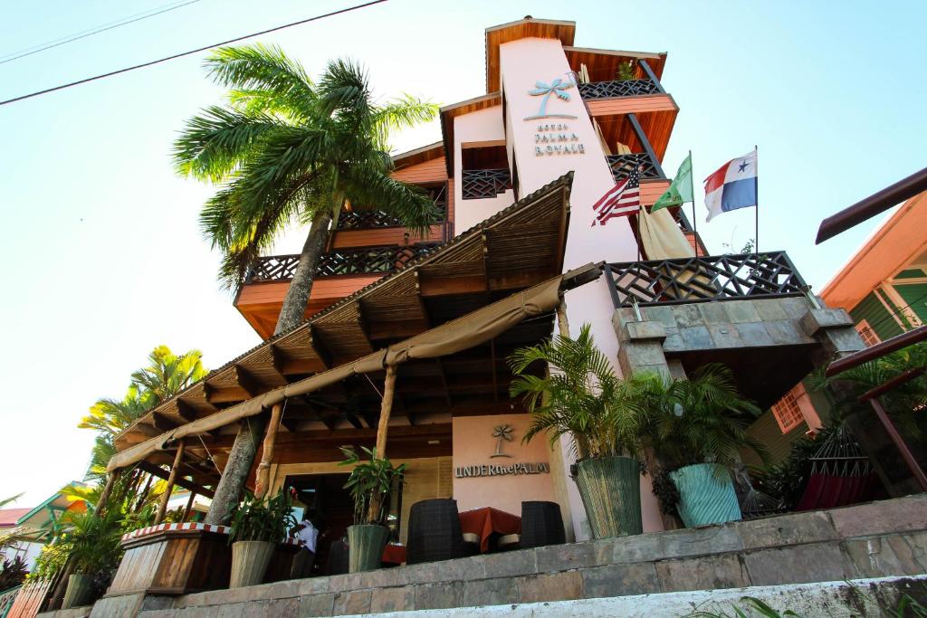 un edificio con palmeras delante en Hotel Palma Royale en Bocas del Toro