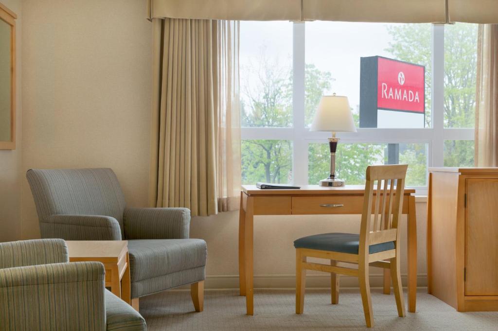 TV a/nebo společenská místnost v ubytování Ramada by Wyndham Nanaimo