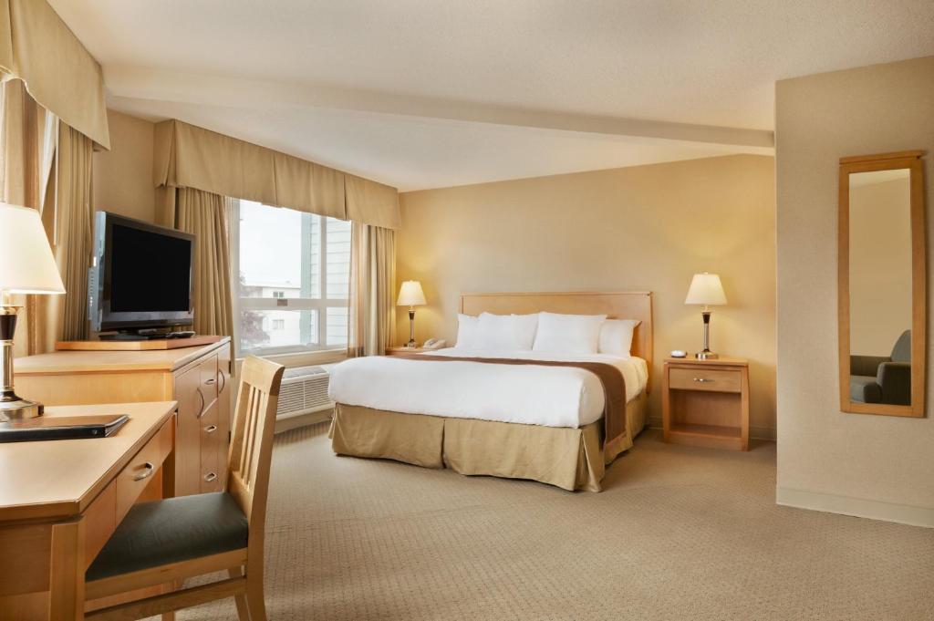 Postel nebo postele na pokoji v ubytování Ramada by Wyndham Nanaimo