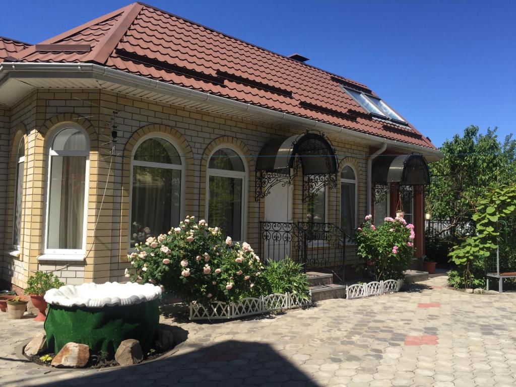 エイスクにあるGuest House on Eniseyskayaの花の小屋