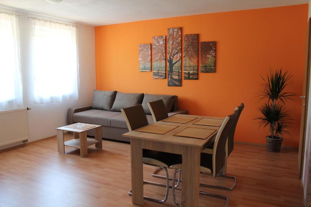 een woonkamer met een tafel en een bank bij Alpes in Radovljica