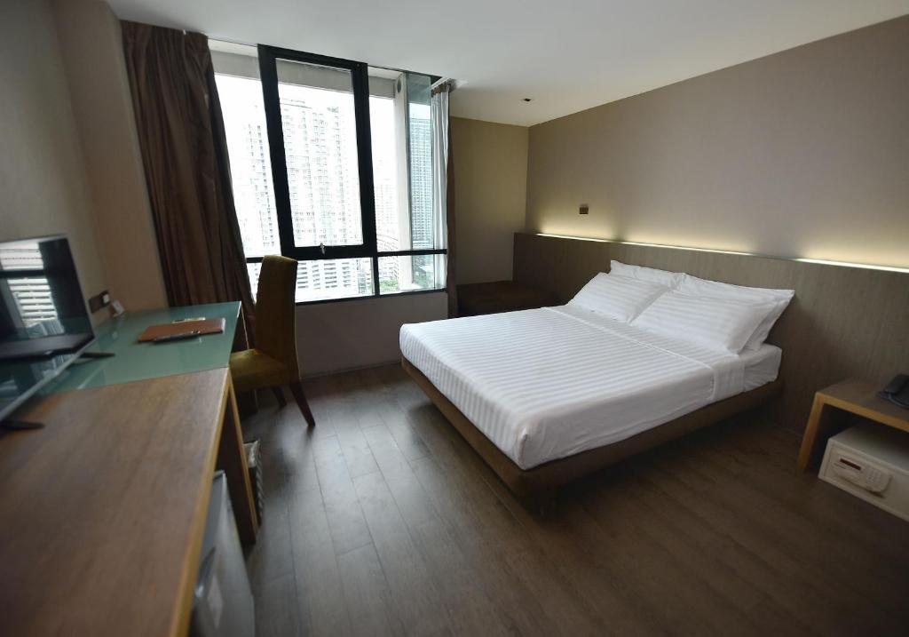 Säng eller sängar i ett rum på Bangkok City Hotel