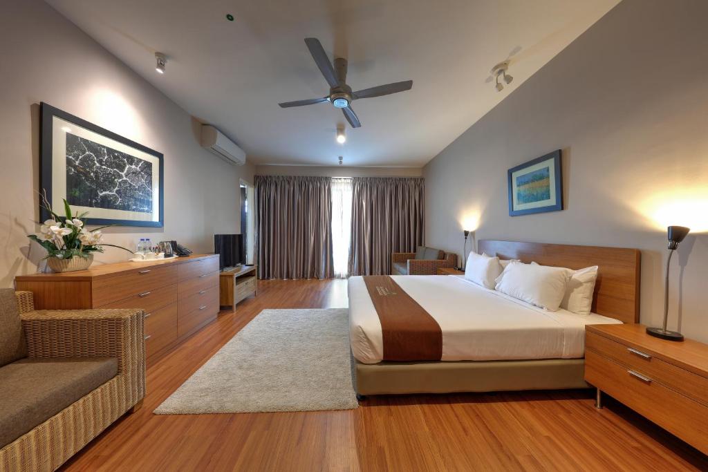 Postel nebo postele na pokoji v ubytování Acappella Suite Hotel, Shah Alam