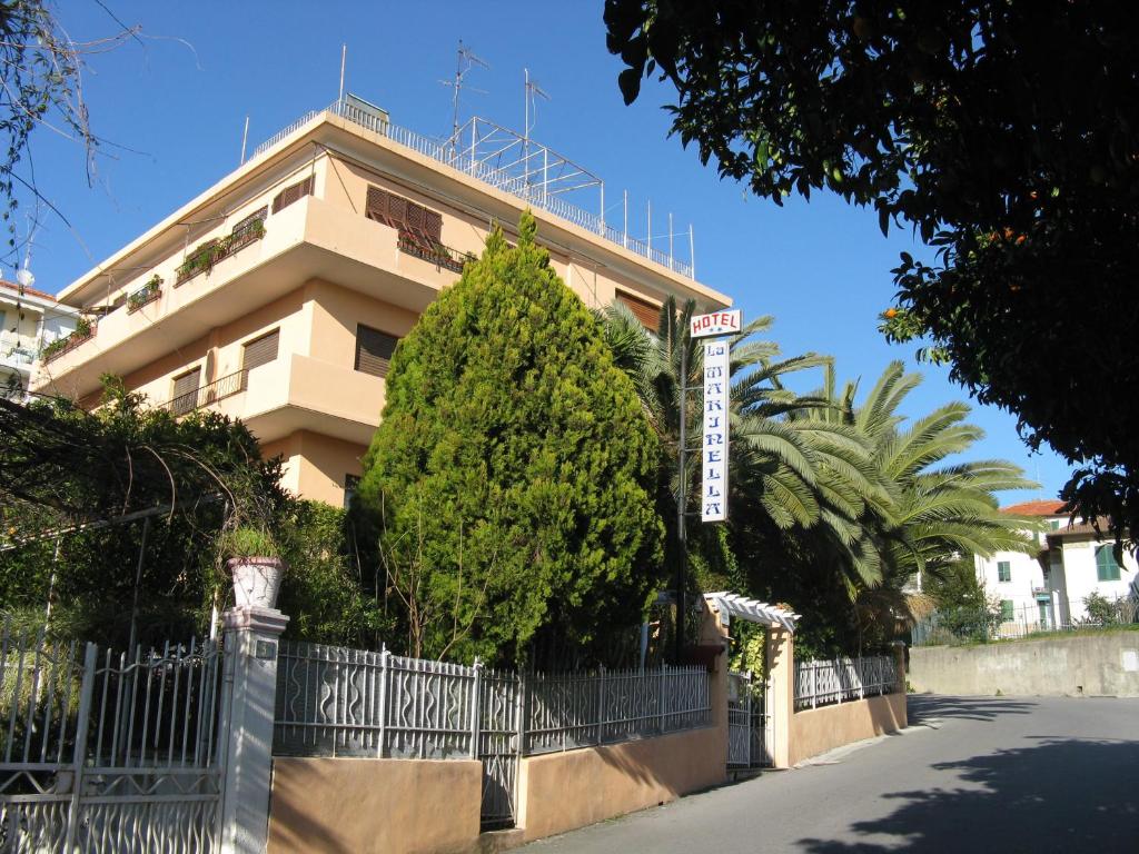 un bâtiment avec une clôture devant lui dans l'établissement Albergo La Marinella, à Varazze