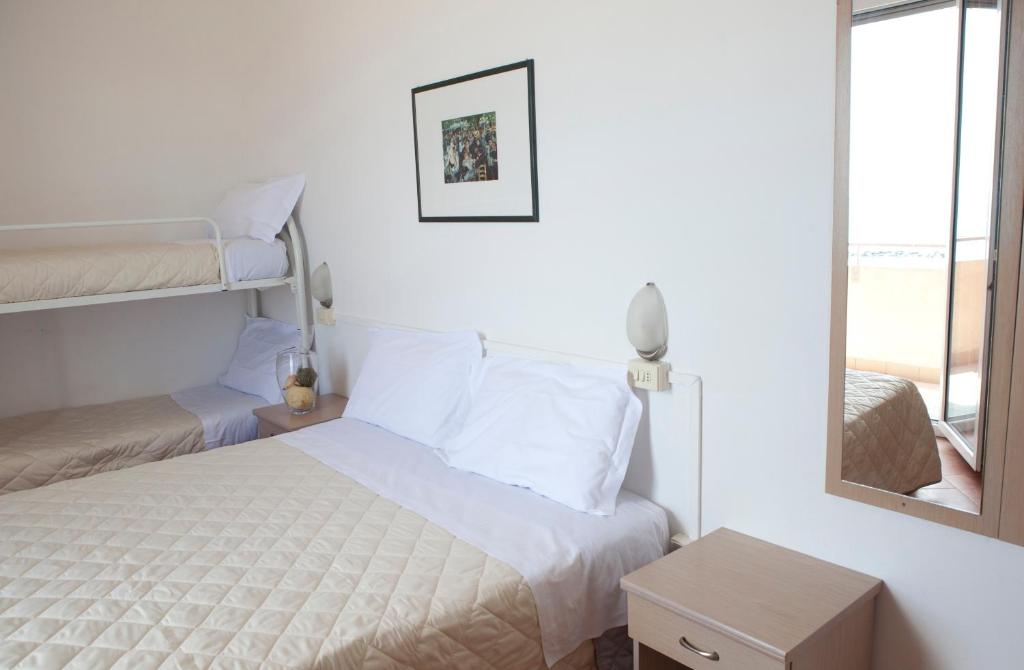 Postel nebo postele na pokoji v ubytování Hotel Salsedine " 5 mt from the Beach ! "