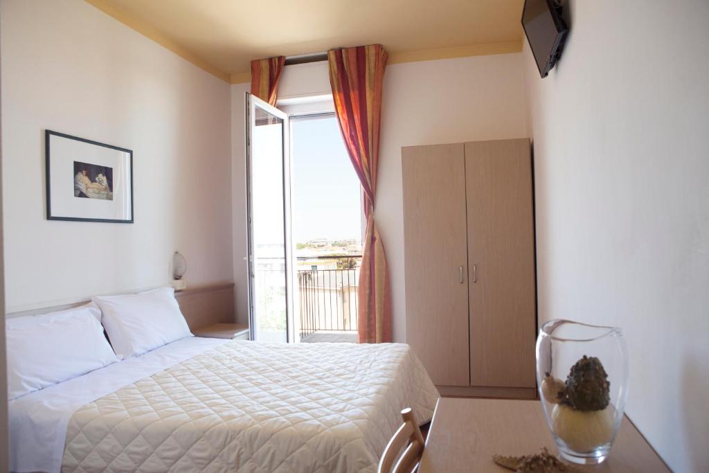 Postel nebo postele na pokoji v ubytování Hotel Salsedine " 5 mt from the Beach ! "