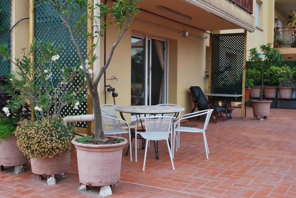 カレーリャにあるApartamento Con Fabulosa Terrazaのパティオ(テーブル、椅子、植物付)