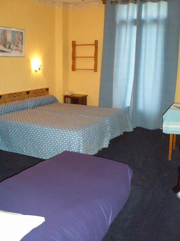 Postel nebo postele na pokoji v ubytování Hotel des Alpes