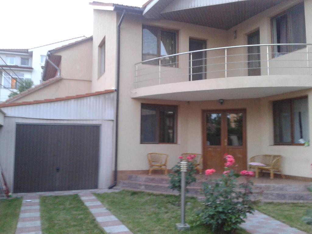 een huis met een garage en een balkon bij Studio Julius Constanta in Constanţa