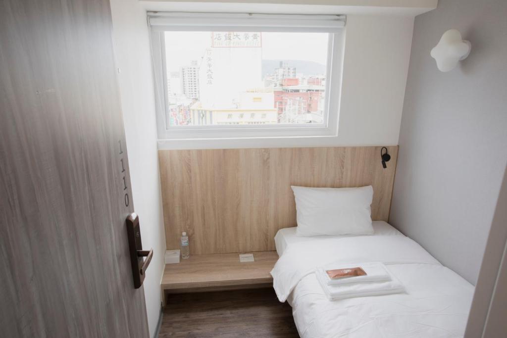Postel nebo postele na pokoji v ubytování Single Inn-Kaohsiung Station