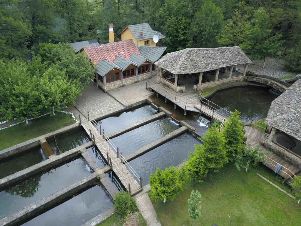 una vista aérea de una casa con un río en Farma Sotira, en Leskovik