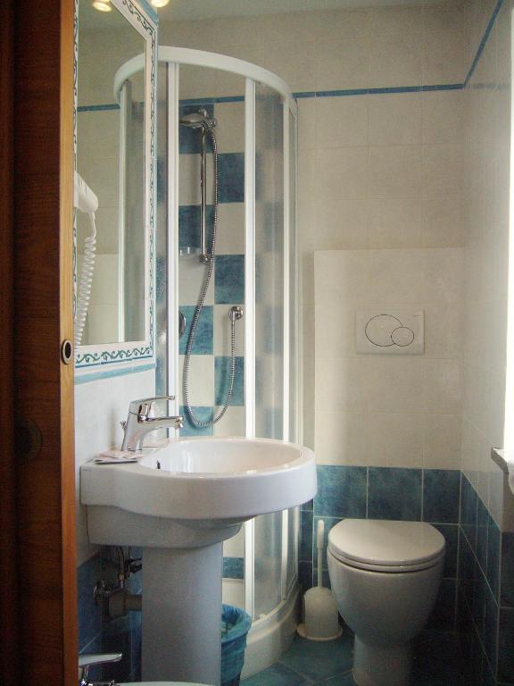 Koupelna v ubytování Albergo Passet