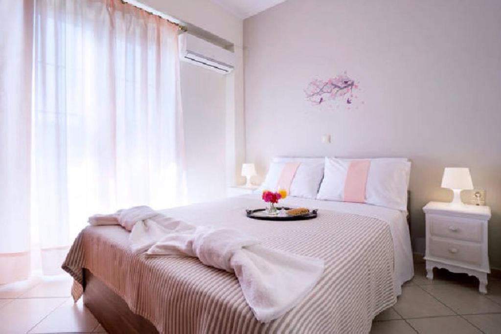 カト・ダラトソにあるDomus Cretaの白いベッドルーム(花のトレイ付きベッド付)