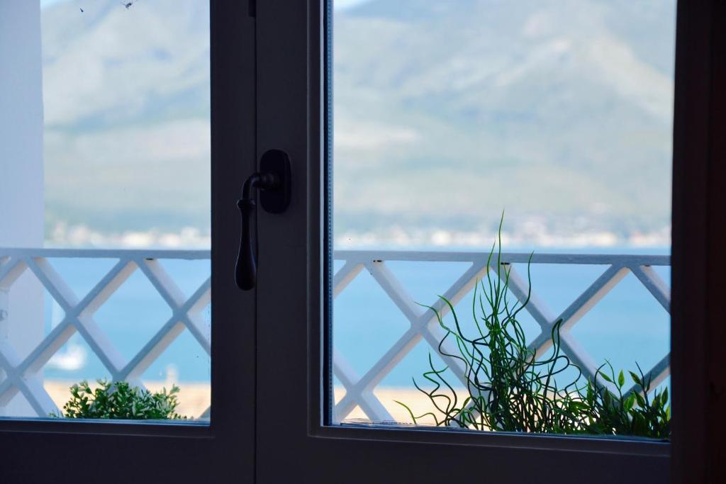 a window with a view of the sky at Il Bottone al Duomo in Gaeta