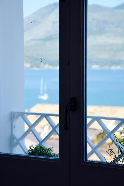 an open door with a view of the beach from a window at Il Bottone al Duomo in Gaeta