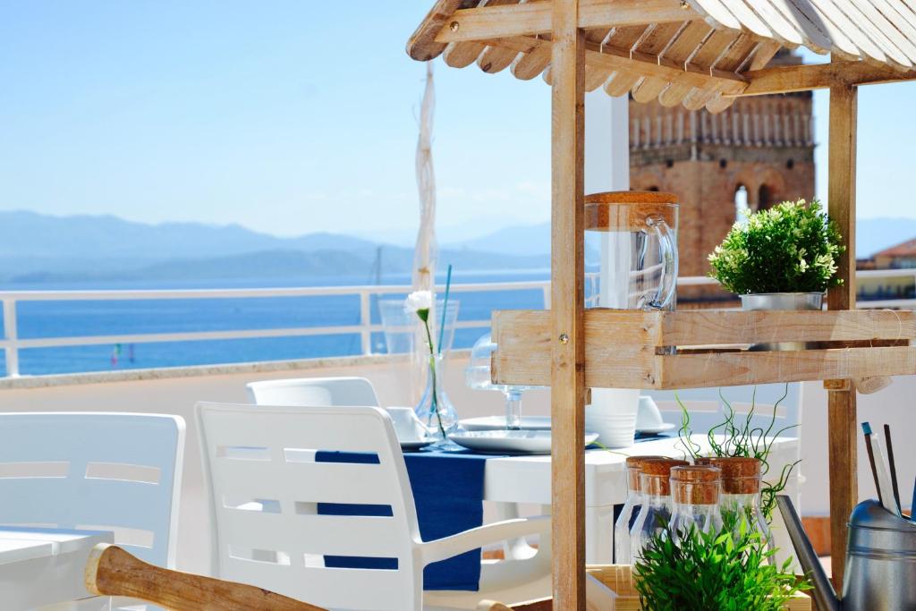 a table and chairs on a balcony with a view of the ocean at Il Bottone al Duomo in Gaeta