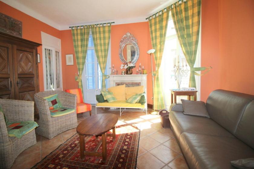 een woonkamer met een bank en een tafel bij AGENCIA appartement Rue d'Antibes in Cannes