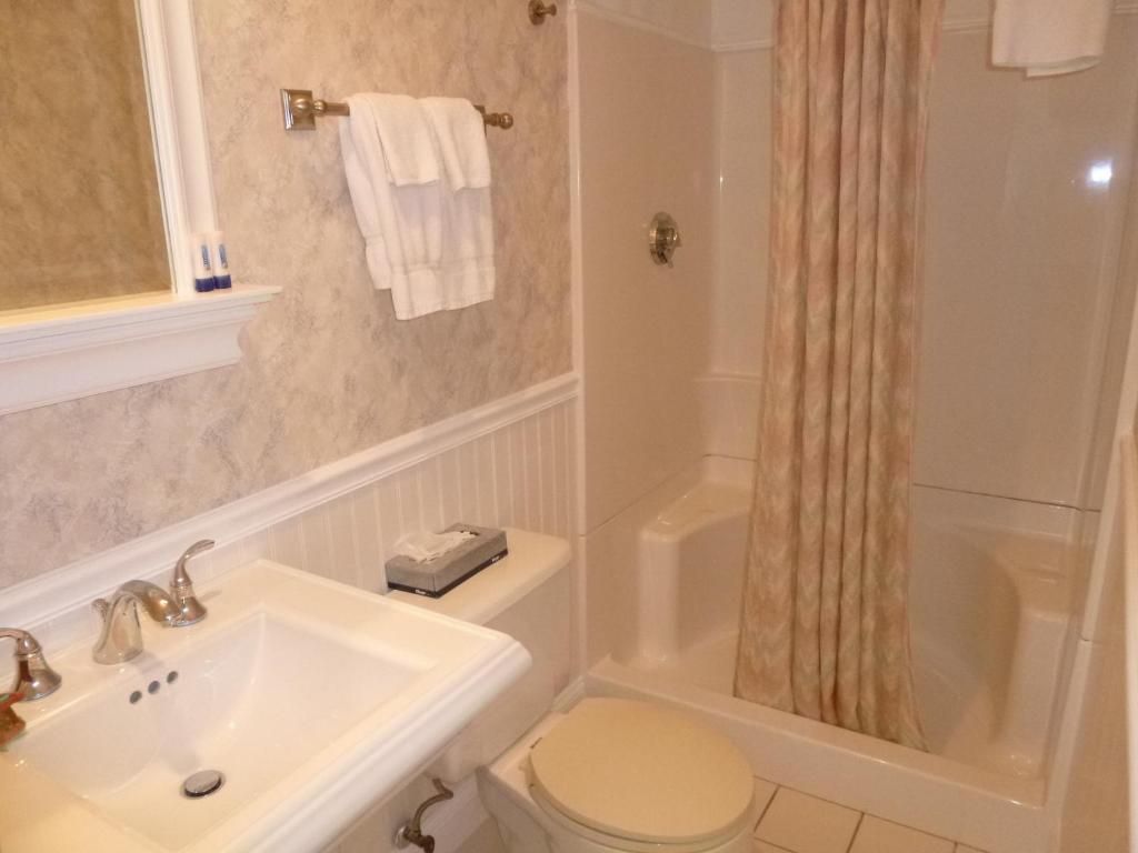 Falmouth Heights Motor Lodge photo