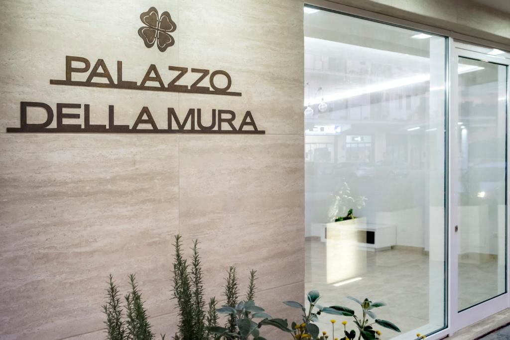 una señal en el lateral de un edificio en Palazzo Della Mura, en Angri