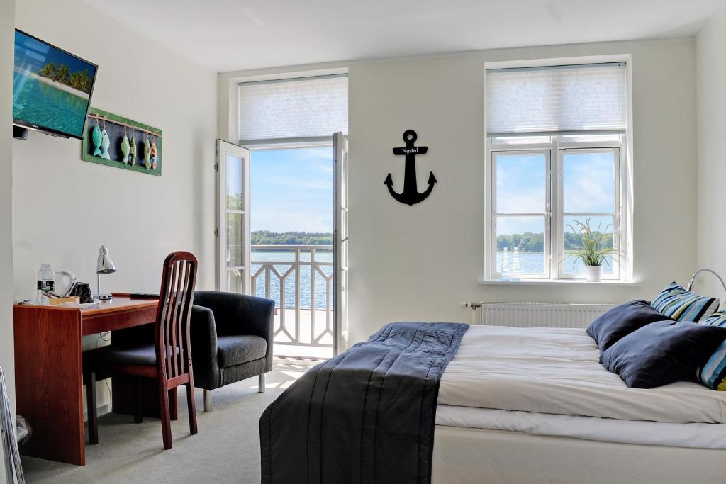 Postel nebo postele na pokoji v ubytování Hotel Nysted Havn