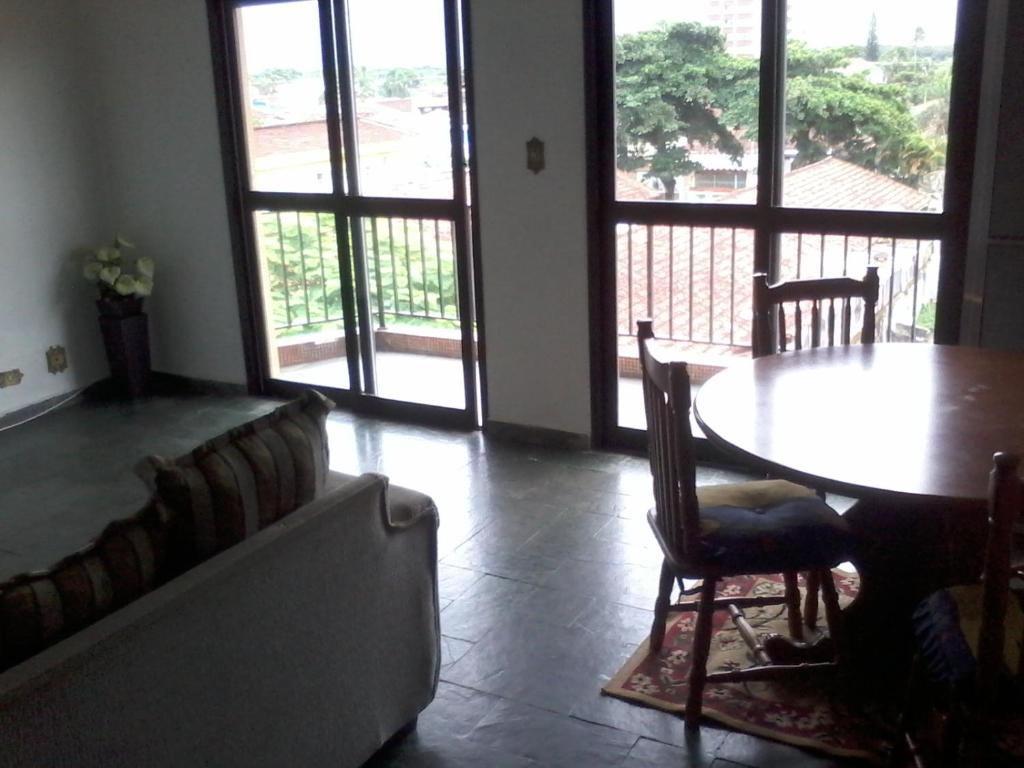 a living room with a couch and a table at Apartamento na Praia Grande in Praia Grande