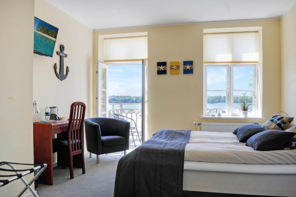 Postel nebo postele na pokoji v ubytování Hotel Nysted Havn