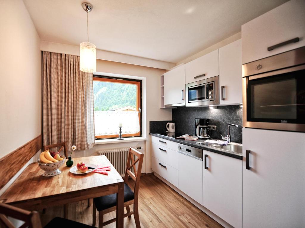 Kuchyň nebo kuchyňský kout v ubytování Appartements & Chalets Wiesenruh