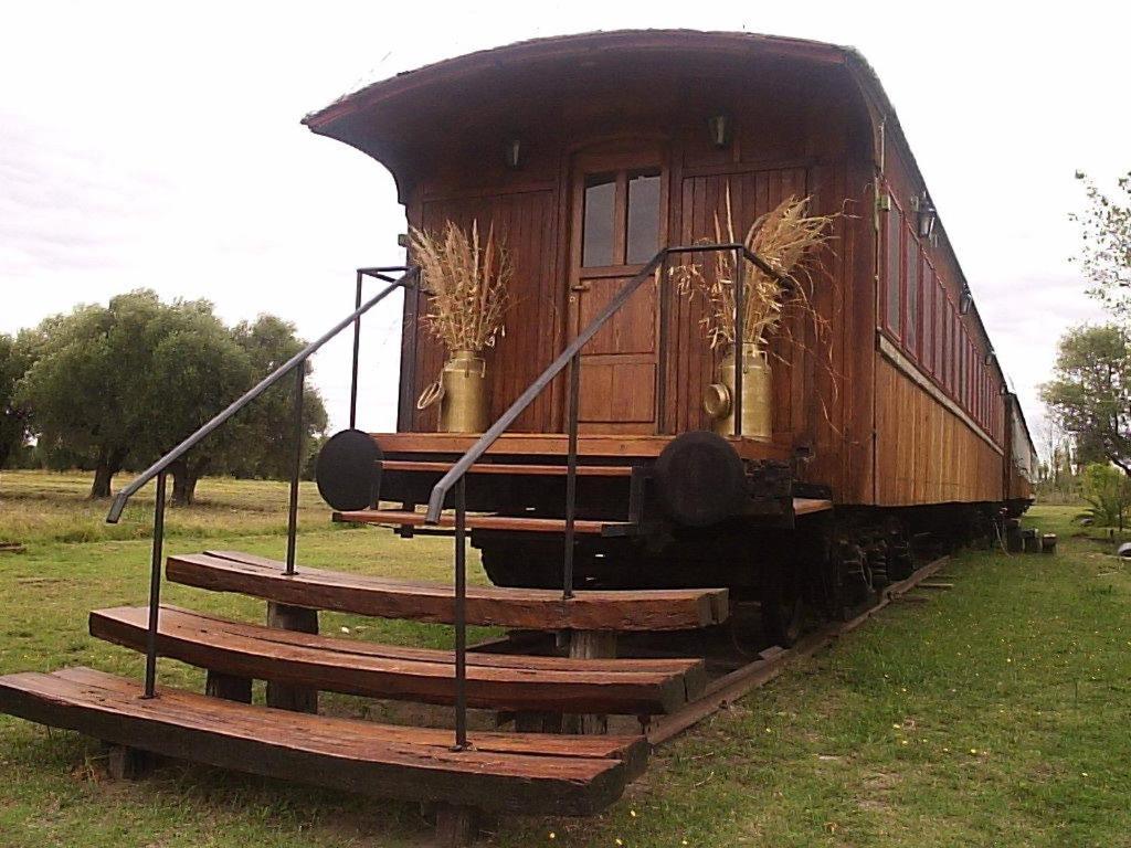 Een oude treinwagon staat op een trap. bij El Viejo Vagon 1908 in San Rafael