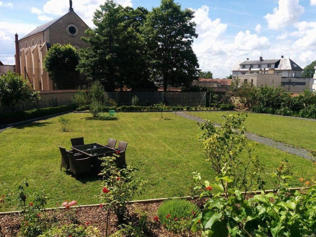 Zahrada ubytování Chambres d'Hôtes de luxe Côté Parc-Côté Jardin avec parking privé gratuit