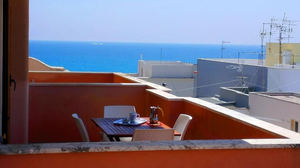 ガリポリにあるCasa Mare Gallipoliの海を望むバルコニー(テーブル、椅子付)