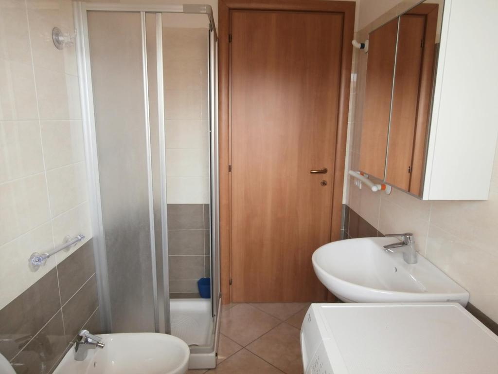 ロゼート・デッリ・アブルッツィにあるDonizetti Apartment 1のバスルーム(シャワー、トイレ、シンク付)