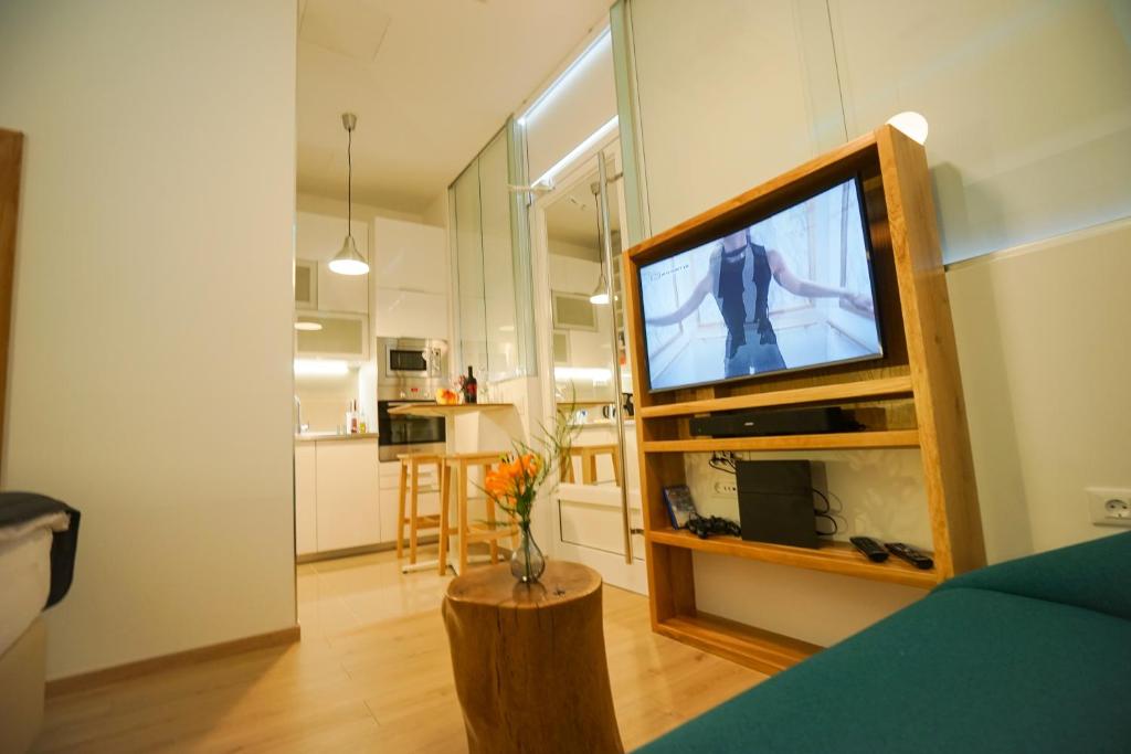 Televízia a/alebo spoločenská miestnosť v ubytovaní Destino City Apartments