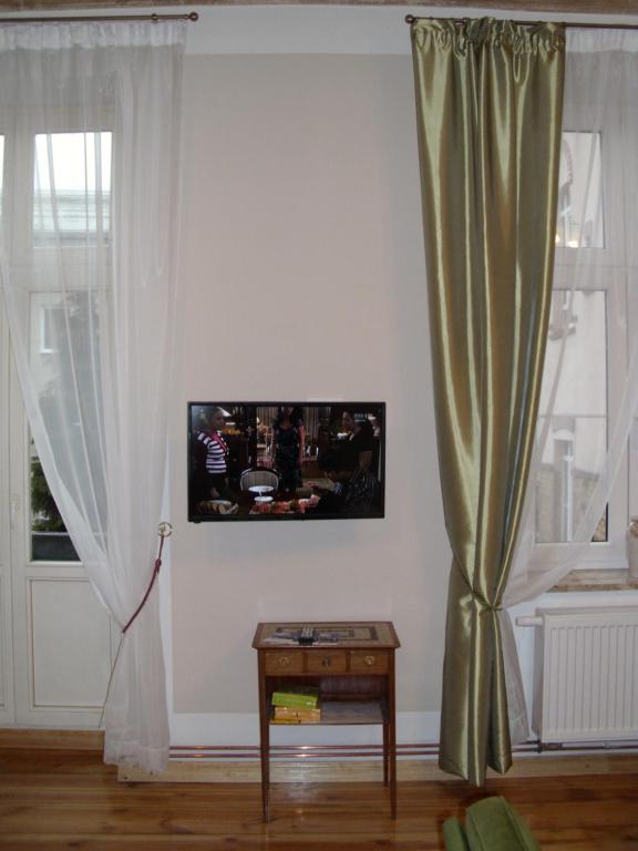 een woonkamer met een tafel en een raam bij Apartment Irene in Poznań