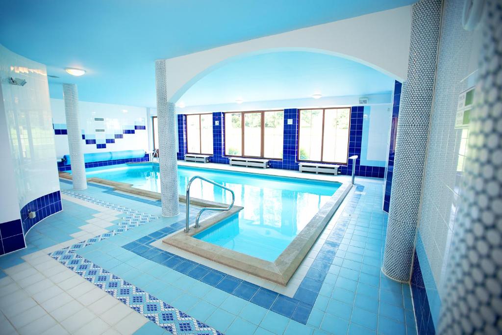 A piscina localizada em Hotel U Loubů ou nos arredores