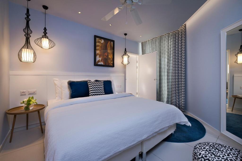 Postel nebo postele na pokoji v ubytování Agamim by Isrotel Collection