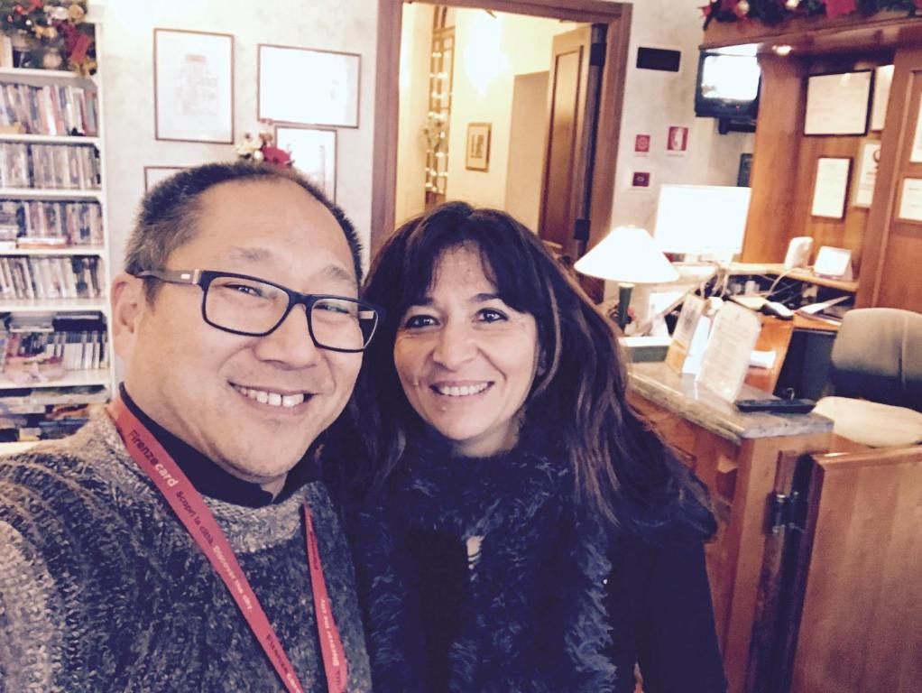 Hotel Giglio في فلورنسا: a man and a woman staying for a picture