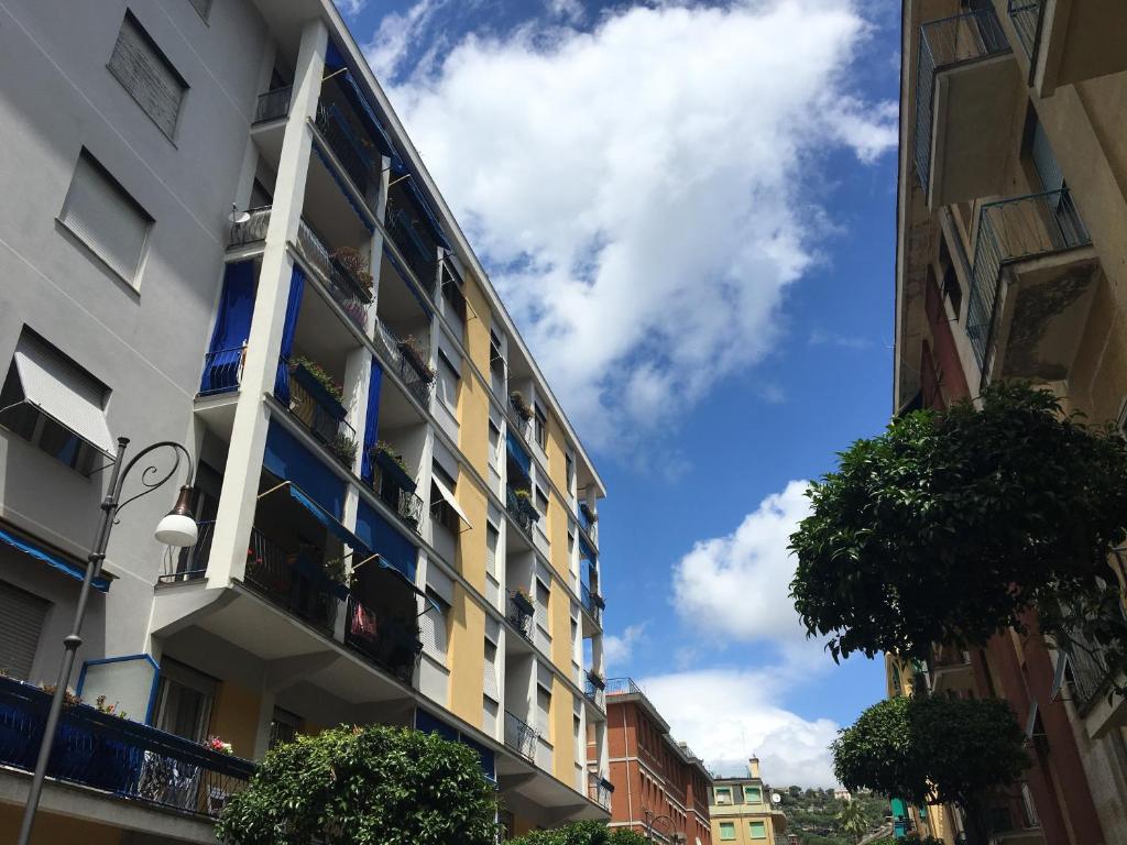 Jolie Maison في سانتا مارغريتا ليغور: مبنى شقق ذات سماء زرقاء في الخلفية