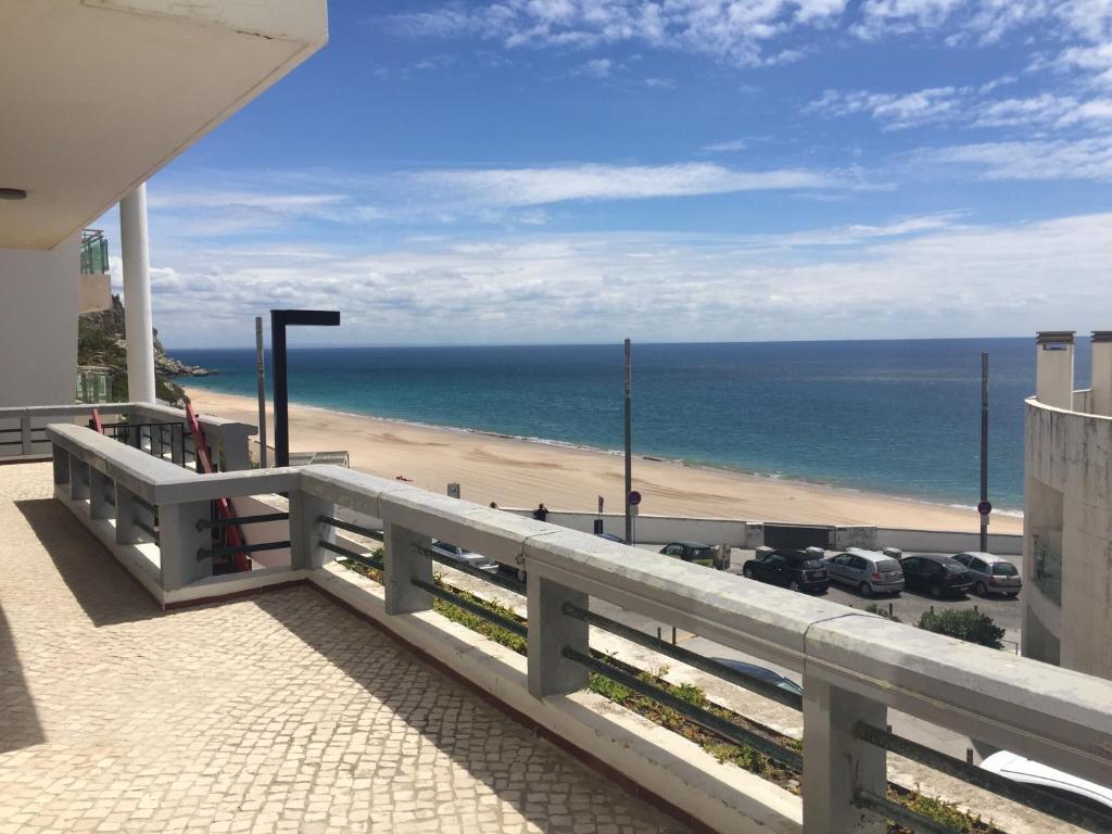 セジンブラにあるApartamento do Atlanticoのビーチと海の景色を望むバルコニー