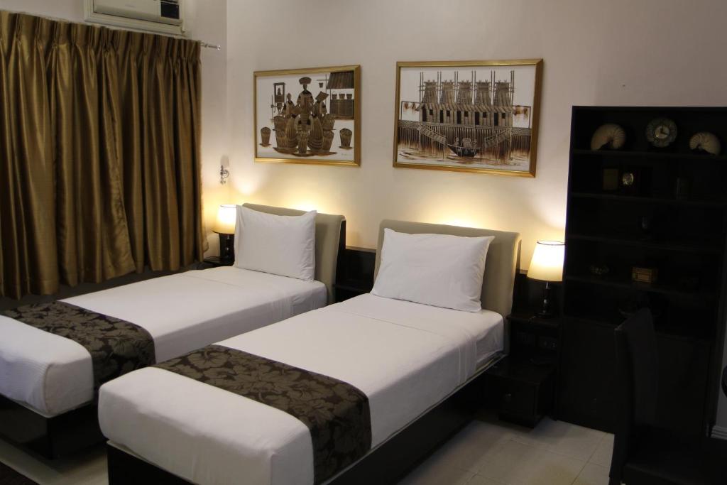 Postel nebo postele na pokoji v ubytování New Manila Suites