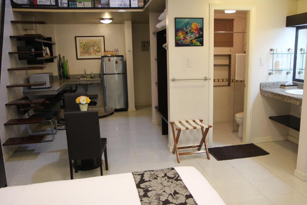 Kuchyň nebo kuchyňský kout v ubytování New Manila Suites