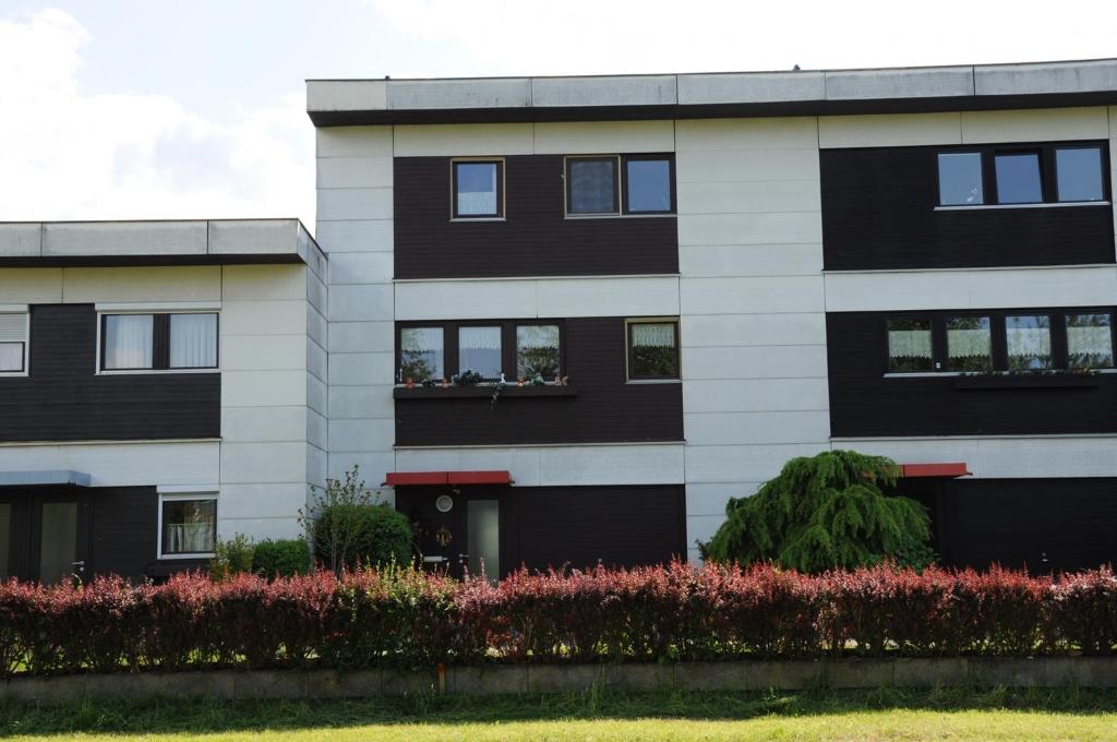 een zwart-wit appartementencomplex met ramen bij Ferienhaus Bifang in Feldkirch