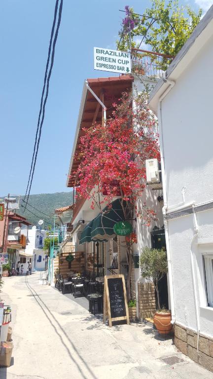 Un bâtiment avec un bouquet de fleurs suspendues dans l'établissement Marthas Studios, à Parga