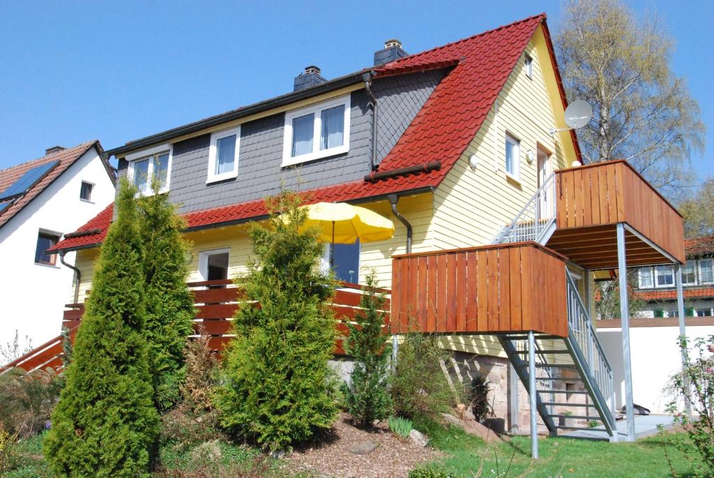 ゲルスフェルトにあるFerienwohnungen Martensstrasseの赤屋根の大黄色い家