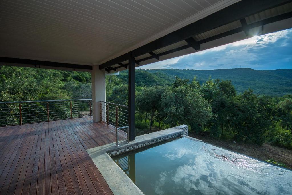 - une piscine sur une terrasse avec vue sur les montagnes dans l'établissement Hazyview Bogarts Villa, à Hazyview