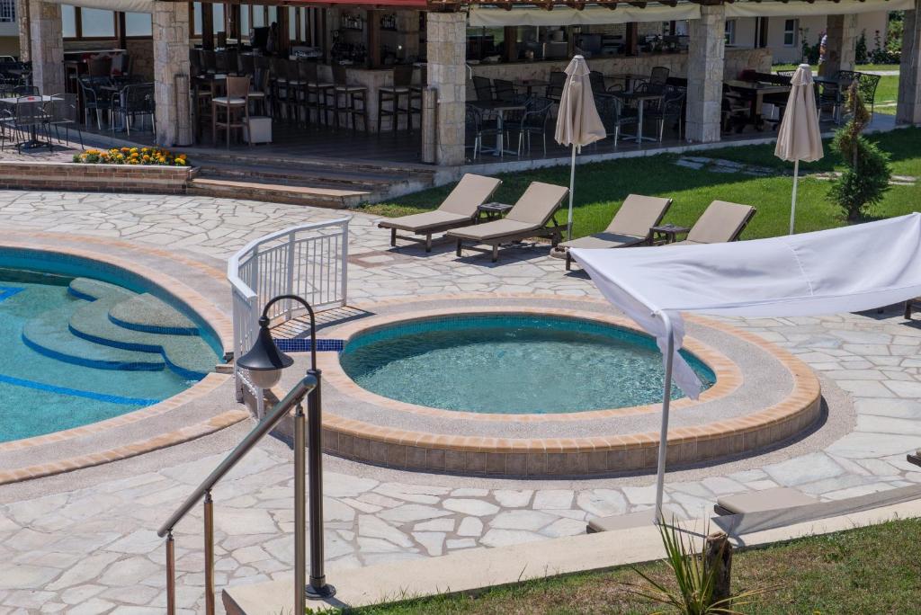 Bazén v ubytování Alkion Hotel nebo v jeho okolí